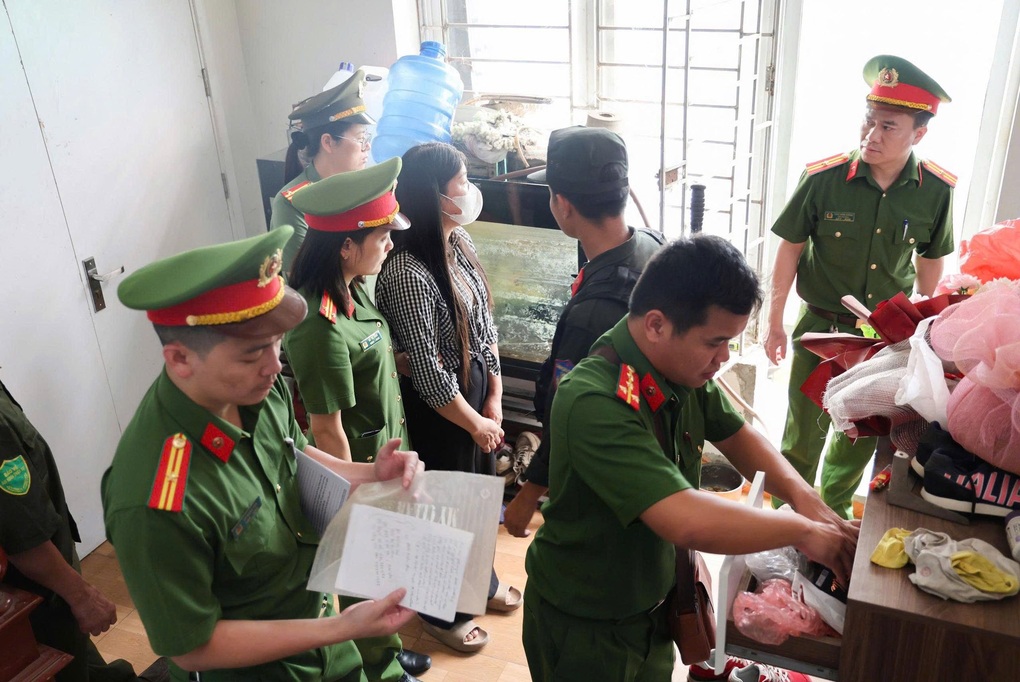 Khởi tố 2 đối tượng thu tiền của nhiều tài xế xe tải để “bao luật” - 3 Khởi tố 2 đối tượng thu tiền của nhiều tài xế xe tải để “bao luật” - 3