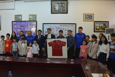 Ban huấn luyện tuyển Việt Nam thăm và giao lưu với các trẻ em Làng SOS Hà Nội