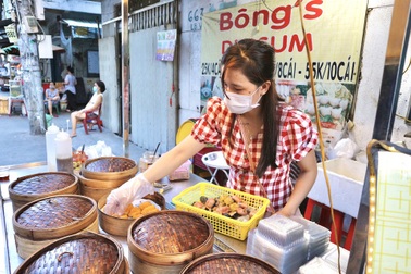 Chủ quán ở Sài Gòn: "Cho ngồi ăn bị phạt mười mấy triệu thì khổ, ế lắm rồi"