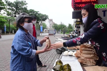 300 chiếc bánh ấm nóng trao tặng người nghèo trong ngày Hà Nội trở lạnh