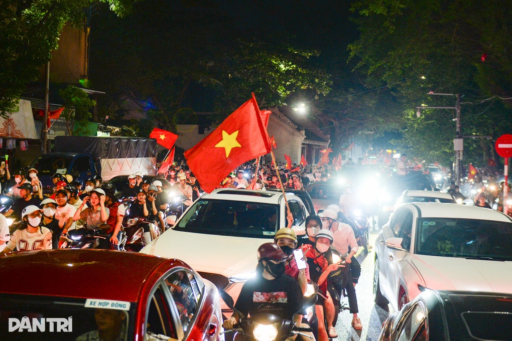 Người dân đổ ra đường ăn mừng chiến thắng của U23 Việt Nam - 3 Người dân đổ ra đường ăn mừng chiến thắng của U23 Việt Nam - 3