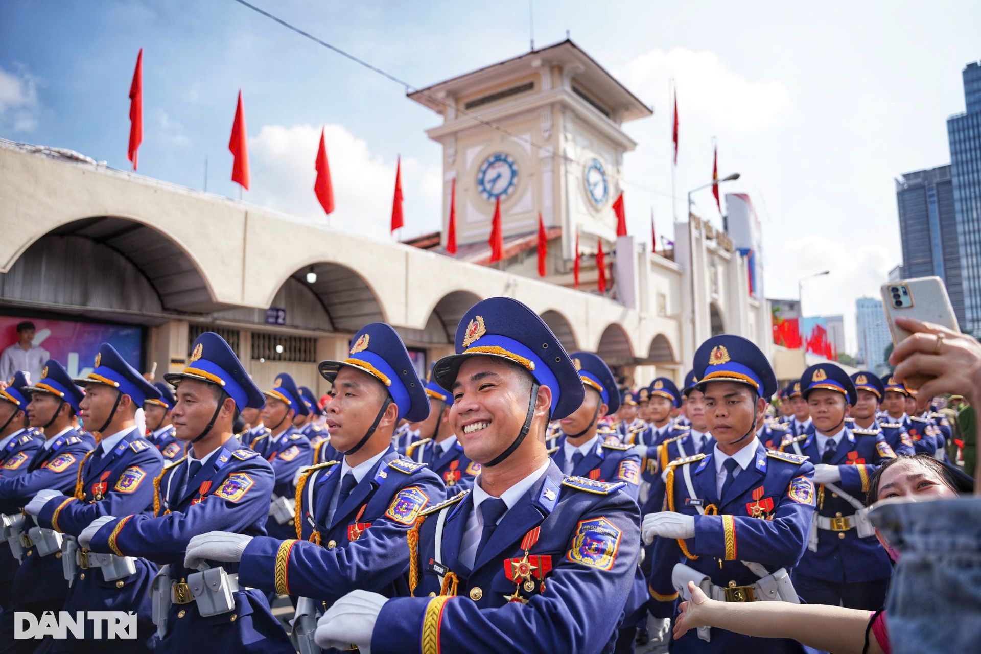 Rộn ràng theo nhịp chân chiến sĩ diễu binh chuẩn bị đại lễ 30/4 - 18 Rộn ràng theo nhịp chân chiến sĩ diễu binh chuẩn bị đại lễ 30/4 - 18