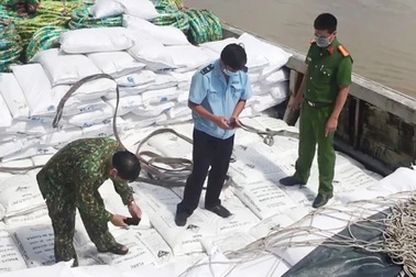 Bắt ghe chở hơn 7.000 bao hóa chất nghi nhập lậu, trị giá hàng tỷ đồng