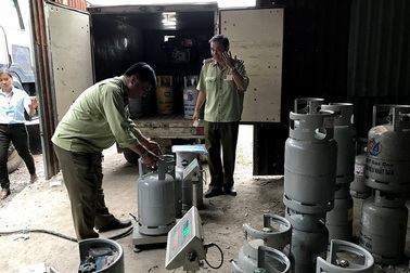 Đột kích điểm sang chiết ga lậu lớn trong bãi giữ xe