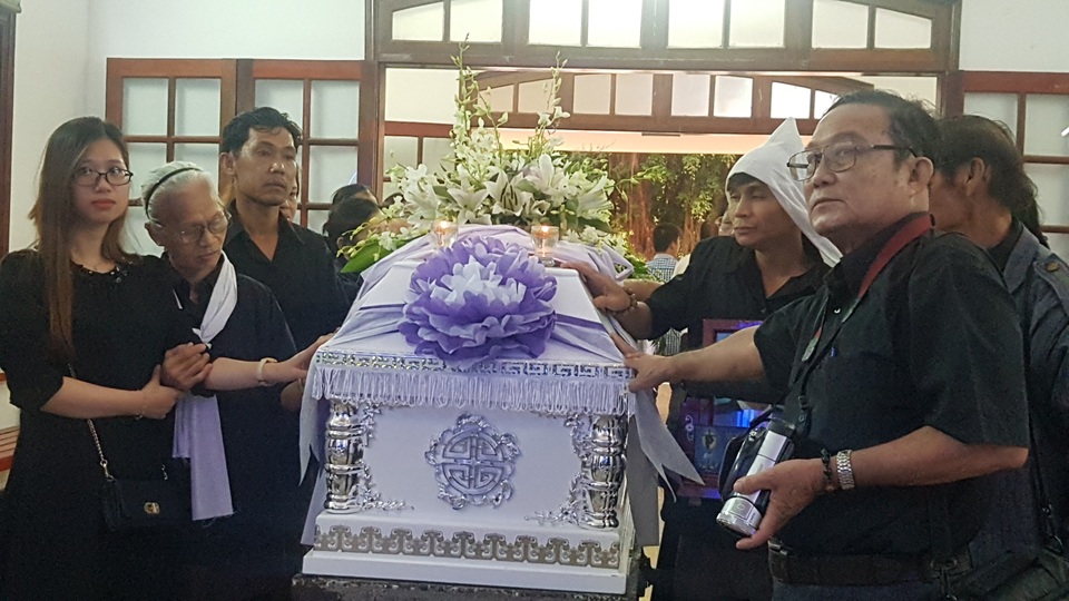 Gia đình, đồng nghiệp tiễn đưa nhạc sĩ Trần Quang Lộc trong cơn mưa tầm tã - 12 Gia đình, đồng nghiệp tiễn đưa nhạc sĩ Trần Quang Lộc trong cơn mưa tầm tã - 12