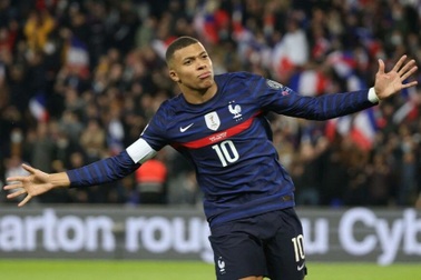Tiền đạo Mbappe đi vào lịch sử đội tuyển Pháp sau cú poker hoàn hảo