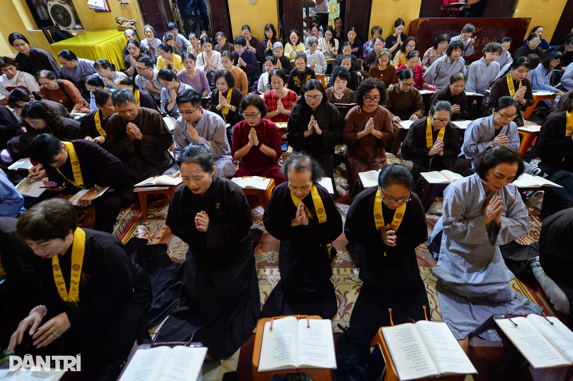 Ba hồi chuông, trống bát nhã cầu Quốc thái dân an trong ngày lịch sử - 1 Ba hồi chuông, trống bát nhã cầu Quốc thái dân an trong ngày lịch sử - 1