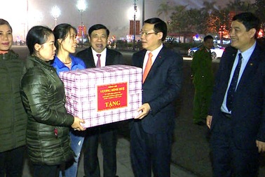 Phó Thủ tướng Vương Đình Huệ chúc Tết các công nhân môi trường