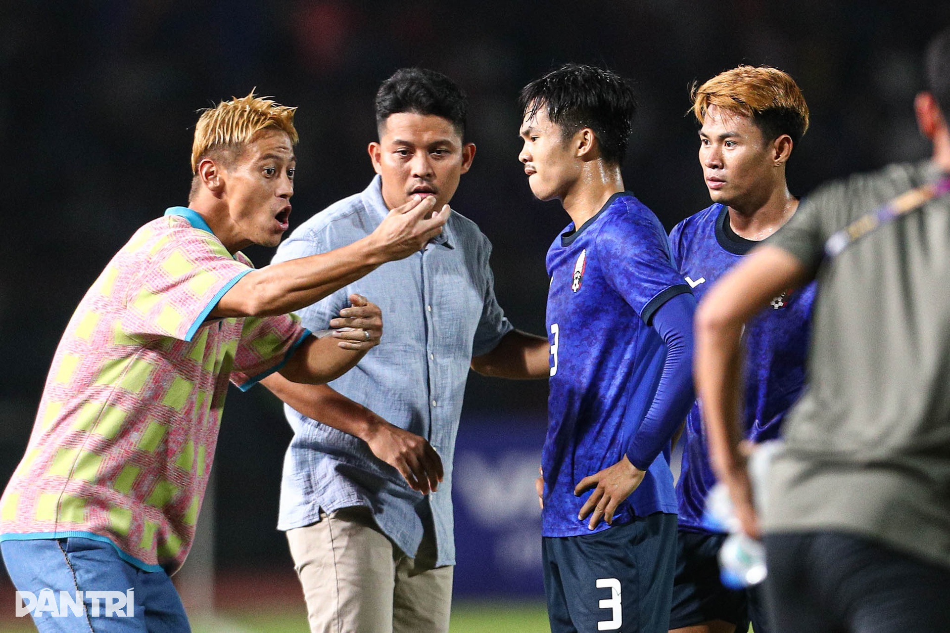 Cái cúi đầu tiếc nuối của Keisuke Honda khi Campuchia bị cầm hòa phút cuối - 7 Cái cúi đầu tiếc nuối của Keisuke Honda khi Campuchia bị cầm hòa phút cuối - 7