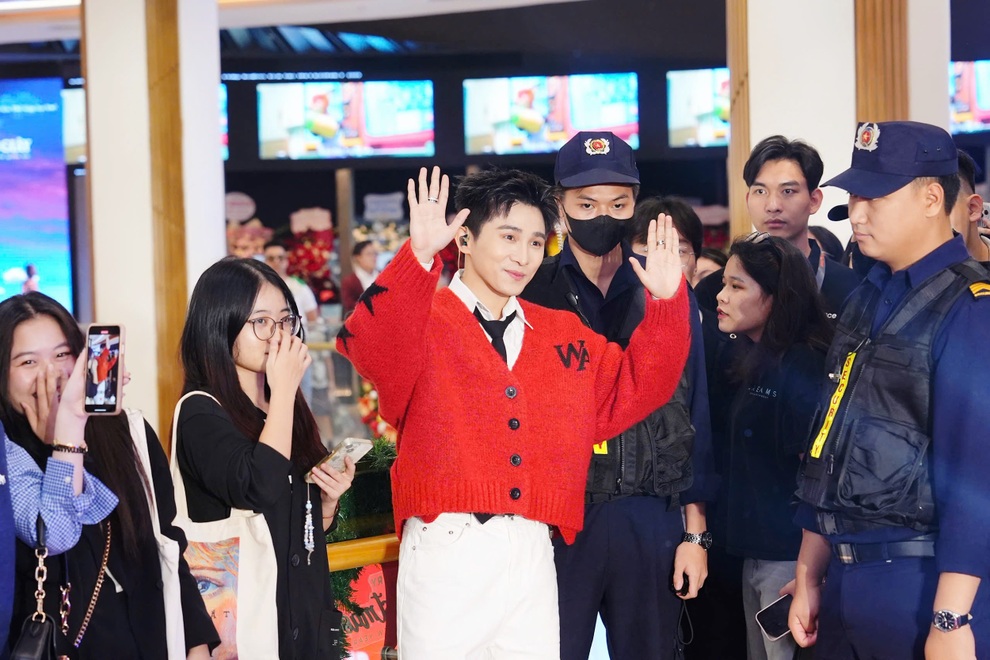 Sơn.K quên miếng độn giày, khiến khán giả bật cười vì câu nói dí dỏm - 2