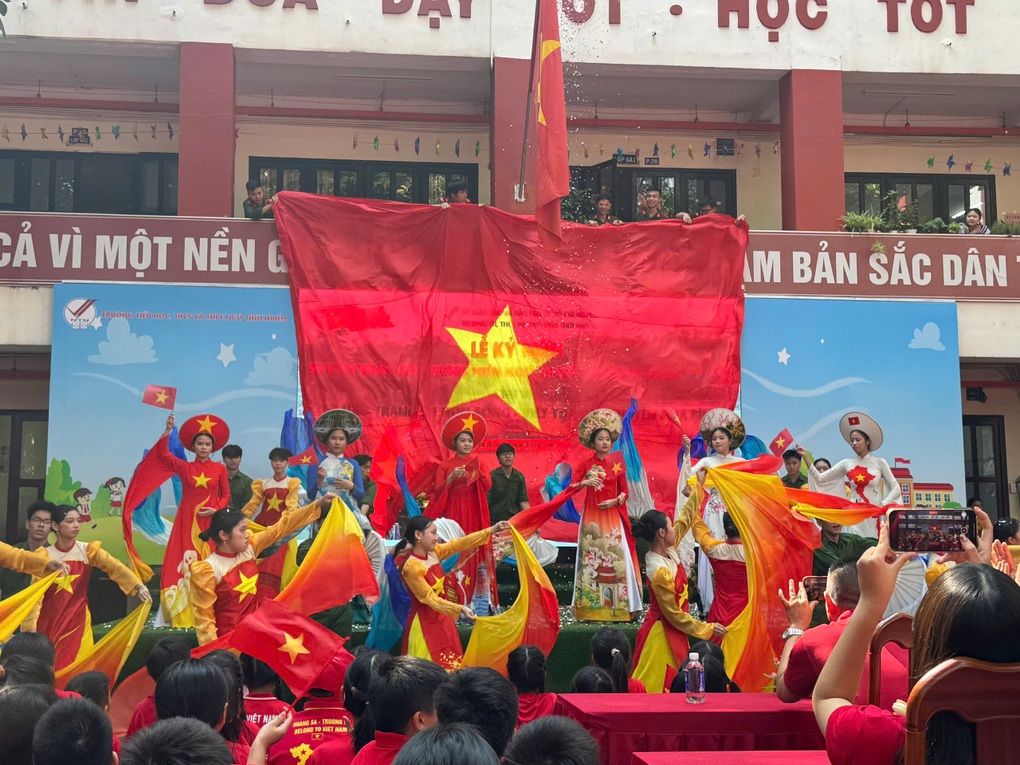Lễ chào cờ đặc biệt ở TPHCM: Ký ức 30/4 chạm đến thế hệ trẻ - 4 Lễ chào cờ đặc biệt ở TPHCM: Ký ức 30/4 chạm đến thế hệ trẻ - 4