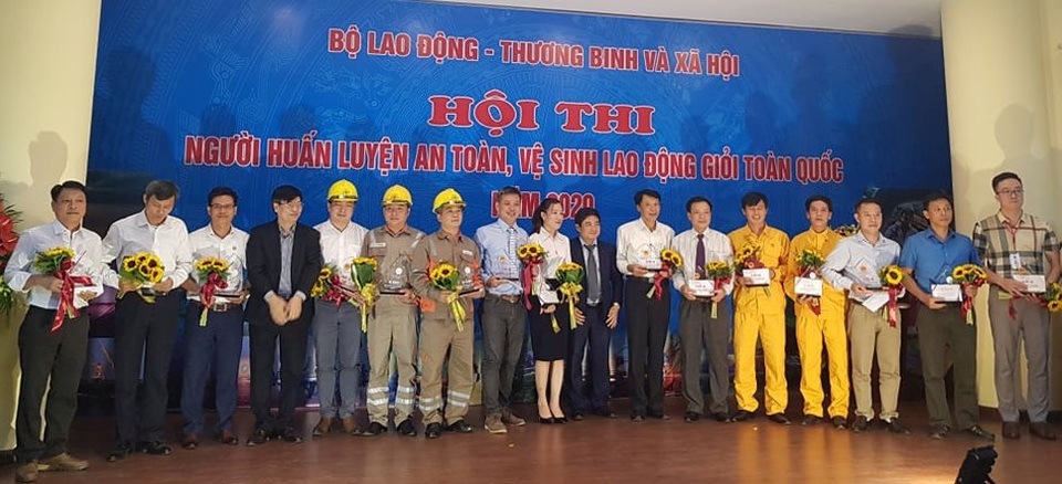 Trao giải trong cuộc thi Người huấn luyện ATVSLĐ giỏi toàn quốc năm 2020 - 3 Trao giải trong cuộc thi Người huấn luyện ATVSLĐ giỏi toàn quốc năm 2020 - 3