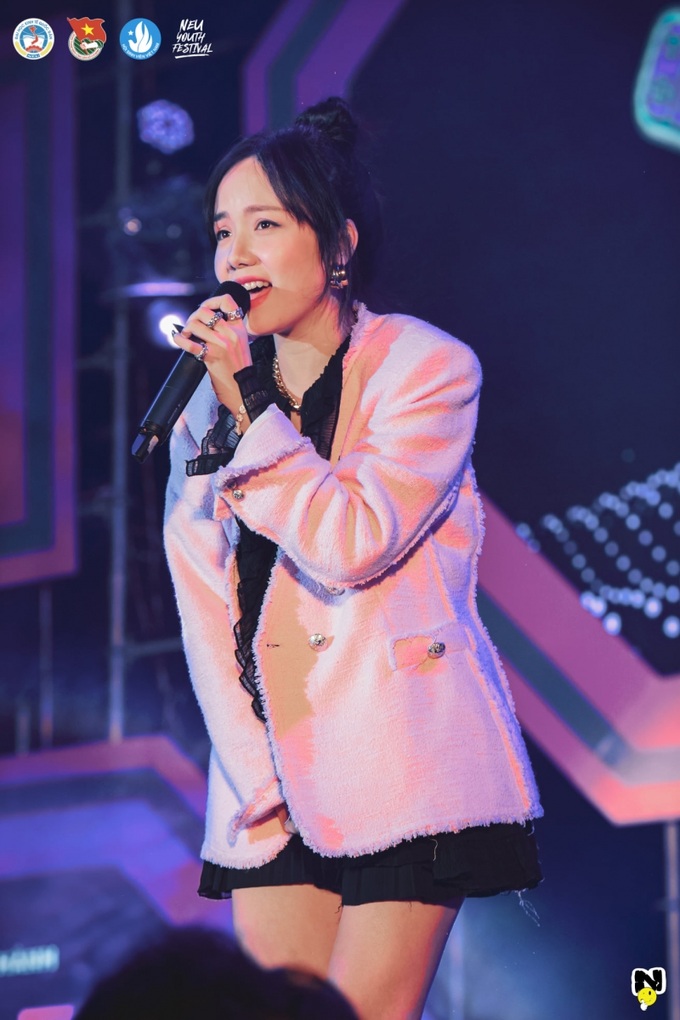 Ca sĩ Phương Ly cùng “Mặt trời của em trong NEU Youth Festival 2020.