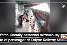 Nhân viên nhà ga cứu hành khách suýt bị tàu hỏa cuốn