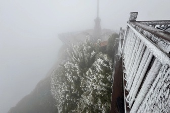 Đỉnh Fansipan -2 độ C, băng giá phủ trắng