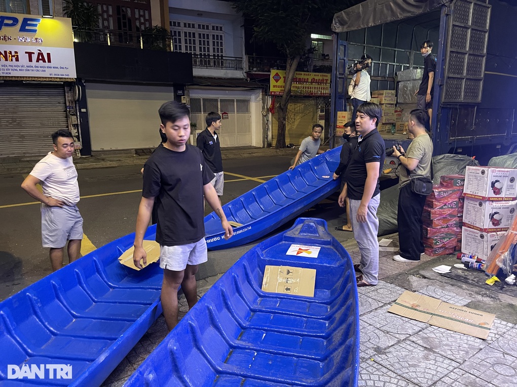 Người dân TPHCM thức trắng đêm, cấp tốc gom hàng gửi ra miền Bắc - 2 Người dân TPHCM thức trắng đêm, cấp tốc gom hàng gửi ra miền Bắc - 2