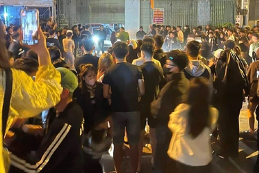 Hàng trăm người dân tụ tập quanh nhà nghỉ xem đánh ghen ở Nghệ An