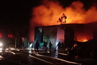 Hà Nội: Cháy nổ lớn tại kho hàng lúc nửa đêm