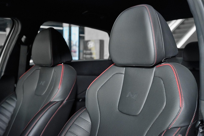 Hyundai Elantra N-Line: hút mắt từ mọi góc nhìn, trang bị hấp dẫn, động cơ là điểm nhấn - 31 Hyundai Elantra N-Line: hút mắt từ mọi góc nhìn, trang bị hấp dẫn, động cơ là điểm nhấn - 31