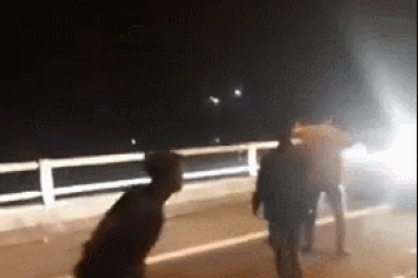 Nhóm thanh niên chặn xe “xin” tiền rồi “tường thuật trực tiếp”: Thích nổi tiếng và thích oai (?)