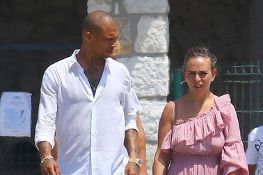 Chloe Green lộ nhẫn kim cương khủng sau khi sinh con