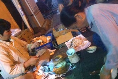 Dừa phế thải thành... mứt tết