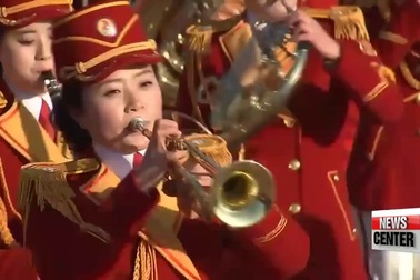 Màn trình diễn âm nhạc bất ngờ của 80 cô gái Triều Tiên tại Hàn Quốc