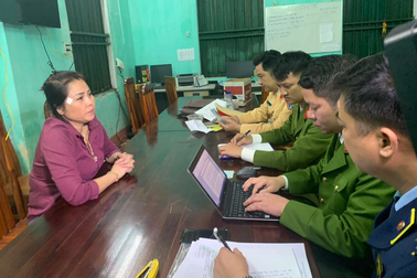 Người phụ nữ chở gần 4 tạ xúc xích, chả mực bốc mùi trong ô tô Santafe