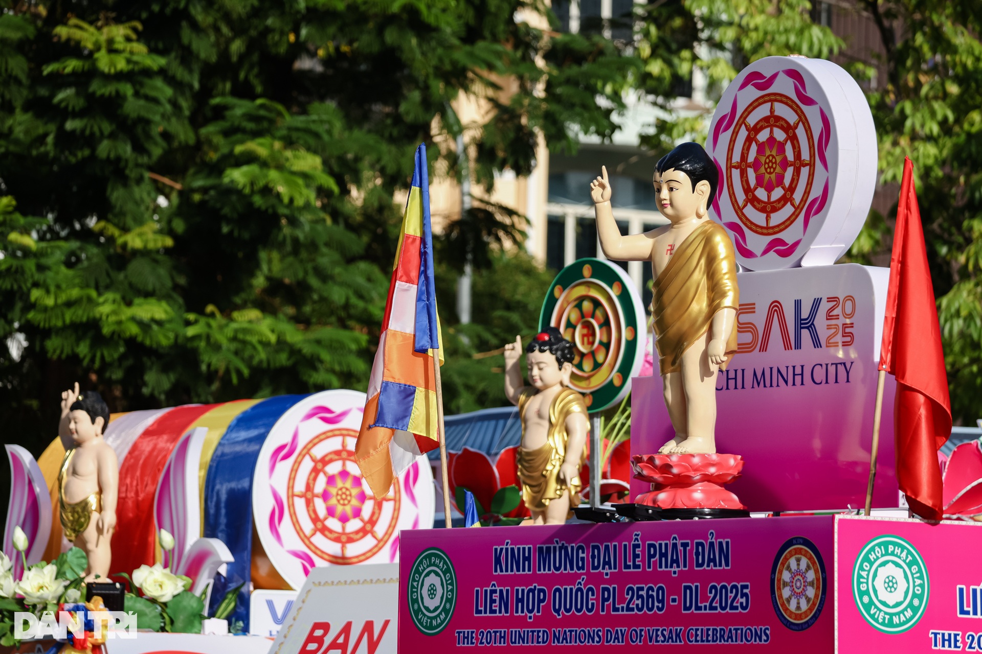 Phật tử bật khóc tại lễ Phật đản ở Việt Nam Quốc Tự - 11 Phật tử bật khóc tại lễ Phật đản ở Việt Nam Quốc Tự - 11