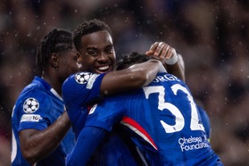 Ba "sao mai" tỏa sáng, Chelsea vùi dập Ajax 5-1