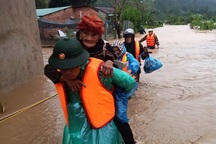 Chính quyền giúp di dời hàng trăm hộ dân cùng tài sản ra khỏi vùng lũ