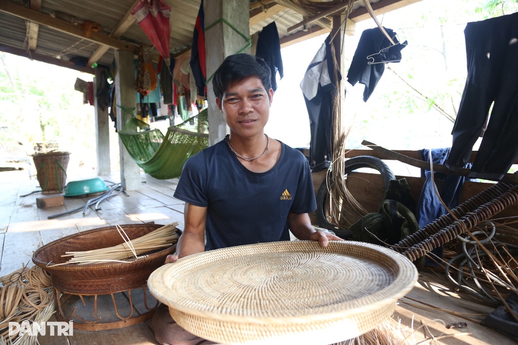 Nghị lực phi thường của chàng thanh niên tàn tật người Khùa - 4 Nghị lực phi thường của chàng thanh niên tàn tật người Khùa - 4