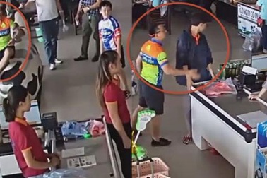 Cho xuất ngũ cán bộ công an ném xúc xích, đánh người bán hàng