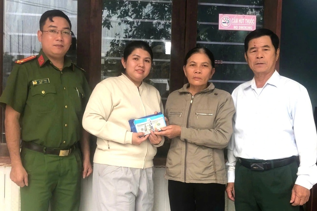 Gần 2.000 USD bị bỏ quên trong túi đồ cứu trợ bà con vùng lũ - 1 Gần 2.000 USD bị bỏ quên trong túi đồ cứu trợ bà con vùng lũ - 1