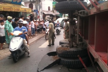 “Hố tử thần” xuất hiện trên đường “tử thần”