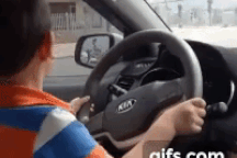 Bố mẹ khoe clip con trai 3 tuổi lái ô tô khiến cư dân mạng "hãi hùng"