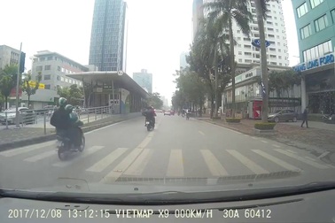 Xe máy đi vào làn BRT, vượt đèn đỏ, tông thẳng vào bé gái đi bộ qua đường