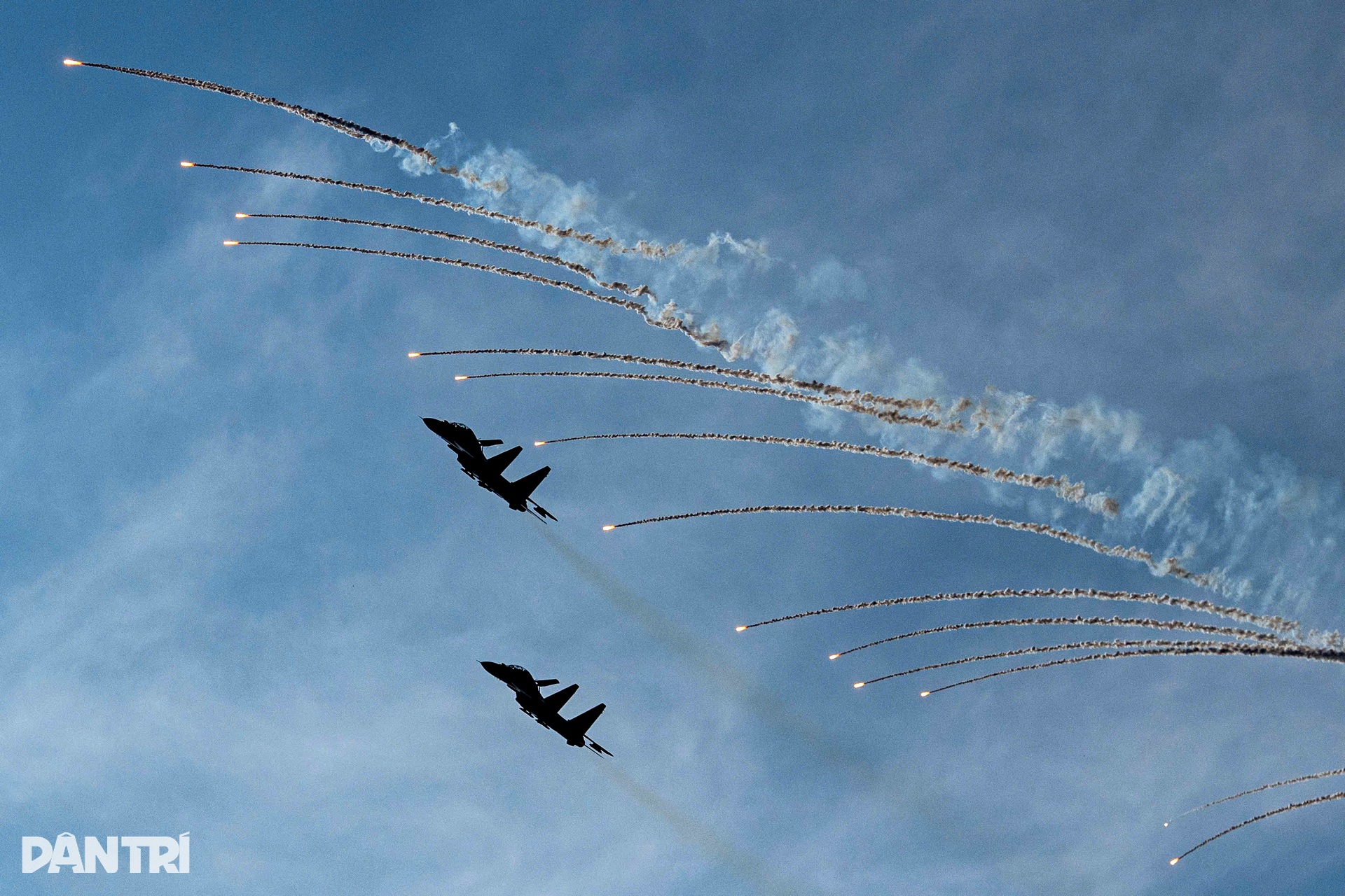 Hổ mang chúa SU-30MK2 bắn gần 200 quả đạn nhiễu rực sáng bầu trời TPHCM - 17 Hổ mang chúa SU-30MK2 bắn gần 200 quả đạn nhiễu rực sáng bầu trời TPHCM - 17