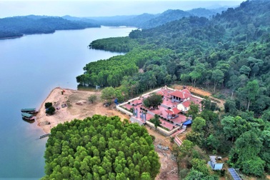 Khánh thành tổng thể đền thờ anh hùng liệt sỹ giữa lòng hồ Kẻ Gỗ