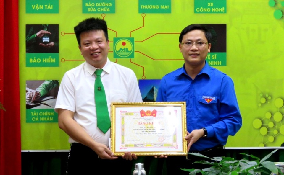 Khen thưởng tài xế taxi dũng cảm lao xuống sông cứu cô gái trẻ - 2 Khen thưởng tài xế taxi dũng cảm lao xuống sông cứu cô gái trẻ - 2