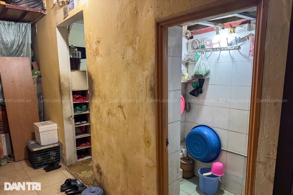 Bố mẹ già yếu, gắng gượng xin từng bữa ăn cho con gái ung thư - 4 Bố mẹ già yếu, gắng gượng xin từng bữa ăn cho con gái ung thư - 4