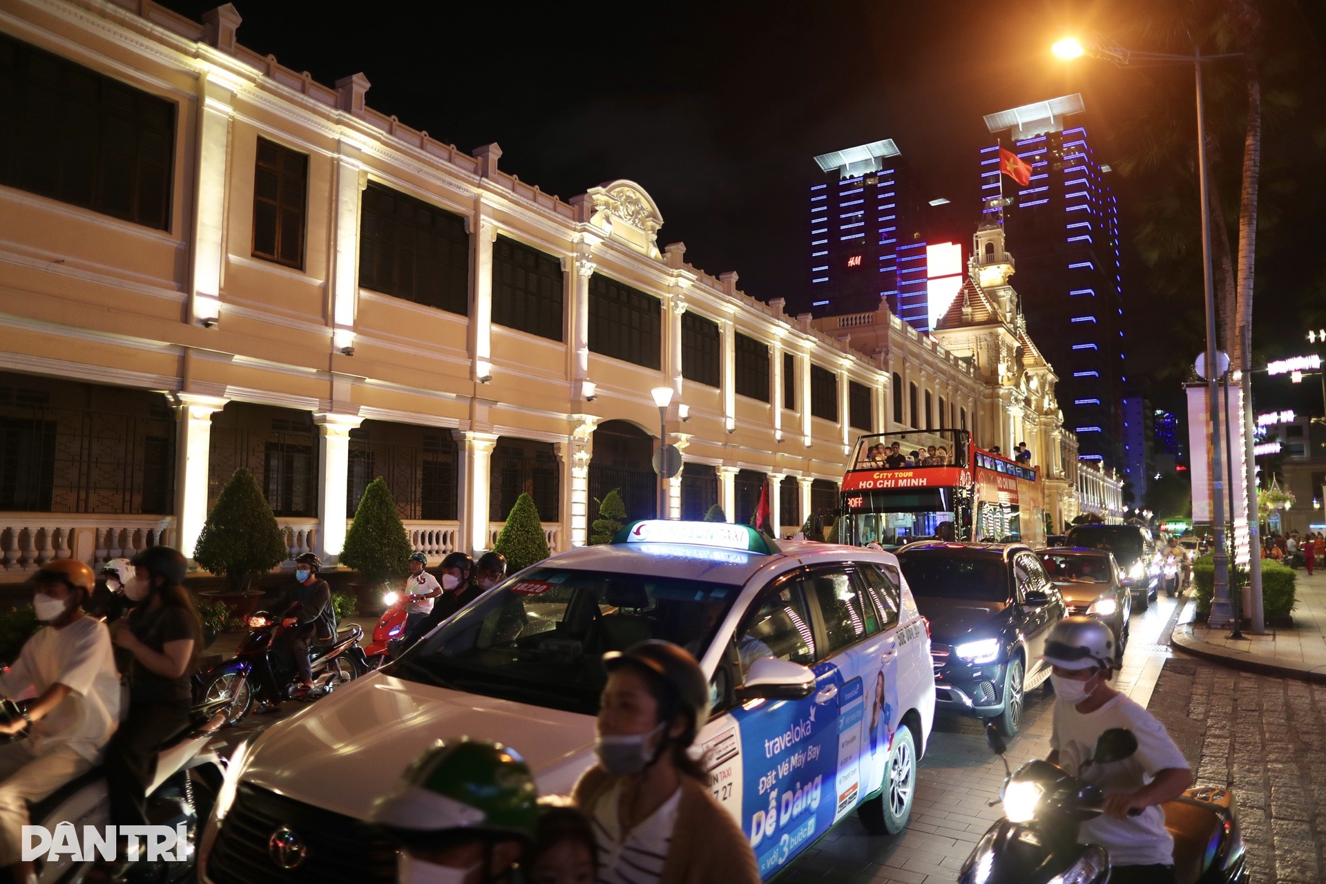 Biển người đổ về trung tâm TPHCM xem pháo hoa - 8 Biển người đổ về trung tâm TPHCM xem pháo hoa - 8