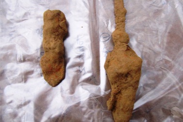 Tìm thấy khuyên tai, rìu đồng, giáo sắt trong mộ cổ