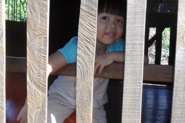 Cháu bé cha chết, mẹ bỏ đi sống trong cảnh khốn cùng