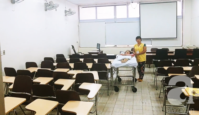 Người mẹ bật khóc nhìn con gái bị cắt chân, nằm liệt giường sau khi mổ não - Ảnh 4. Người mẹ bật khóc nhìn con gái bị cắt chân, nằm liệt giường sau khi mổ não - Ảnh 4.