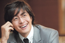 Biến mất khỏi làng giải trí nhiều năm, Bae Yong Joon làm gì để có bộn tiền?