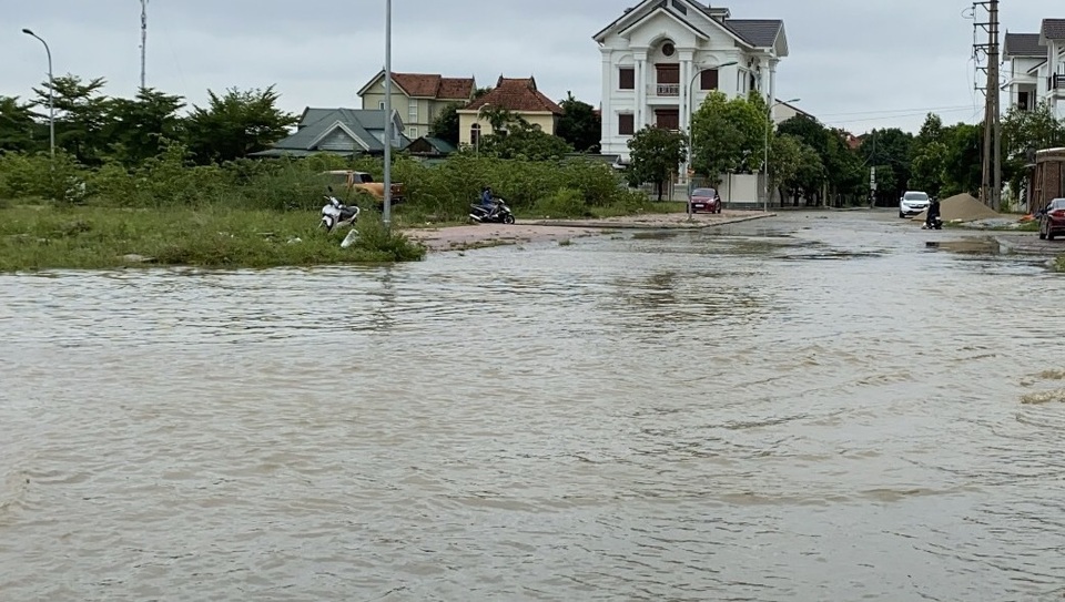 Người dân thành Vinh bì bõm trong biển nước - 12 Người dân thành Vinh bì bõm trong biển nước - 12