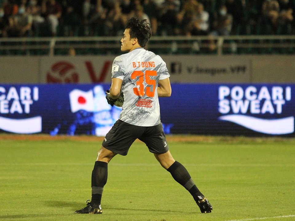 Thủ môn Bùi Tiến Dũng nói gì trong lần đầu được trở lại V-League? - 3 Thủ môn Bùi Tiến Dũng nói gì trong lần đầu được trở lại V-League? - 3
