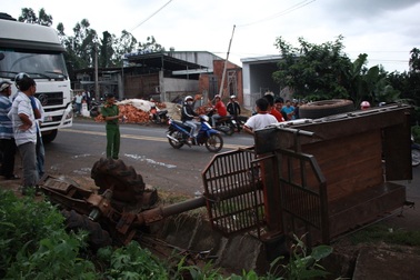 Công nông chở 8 học sinh đi múa lân lật nghiêng sau va chạm