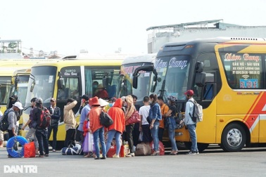 Còn hơn 2 tháng là đến Tết, sinh viên vào cuộc "săn" vé giá rẻ về quê